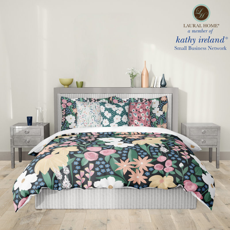 Laural Home Kathy Ireland®, membre du réseau des petites entreprises, jardin floral délicat de minuit, Très grand édredon