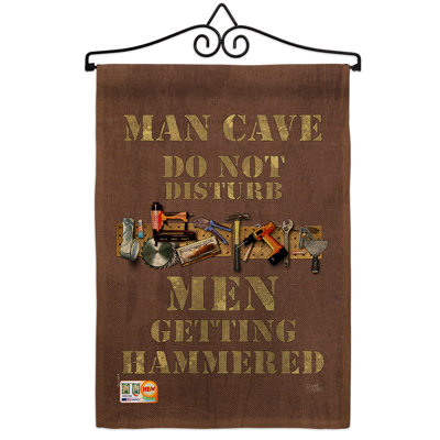 "man cave" , qui est dotée d’une expression d’inspiration en toile jute de polyester de 2 côtés 19 x 13 po drapeau de jardin