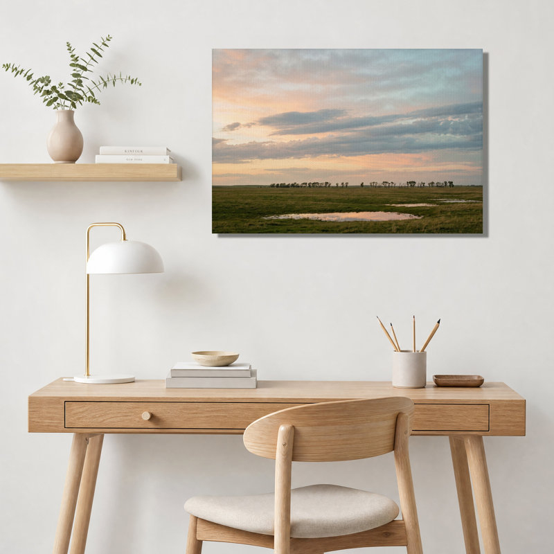 Tableau sur toile représentant un champ vert avec des arbres au loin sous un ciel rose, 18"H x 24"W