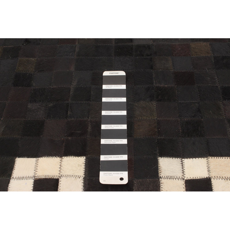 Tapis noir en peau de vache Hanika