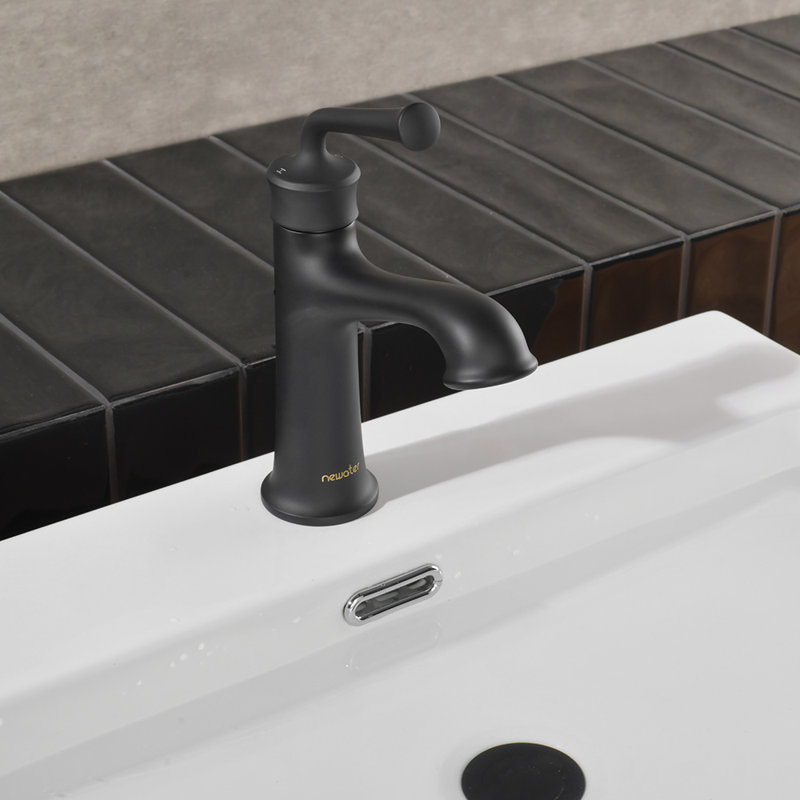 Single-Hole Single-handle Bathroom Faucet with Drain Assembly, Matte Black