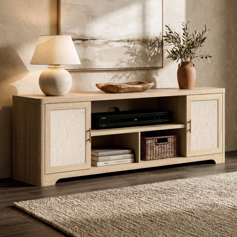 Meuble télé Aurest de l 90 po pour téléviseur de 75 po ou moins avec prises intégrées, rangement à 2 portes, tablettes réglables ouvertes, chêne naturel, assemblage facile