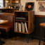 Support pour tourne-disque en vinyle avec rangement pour albums, armoire à plateau tournant avec tablettes ouvertes, table de bout moderne Mid-Century pour le salon