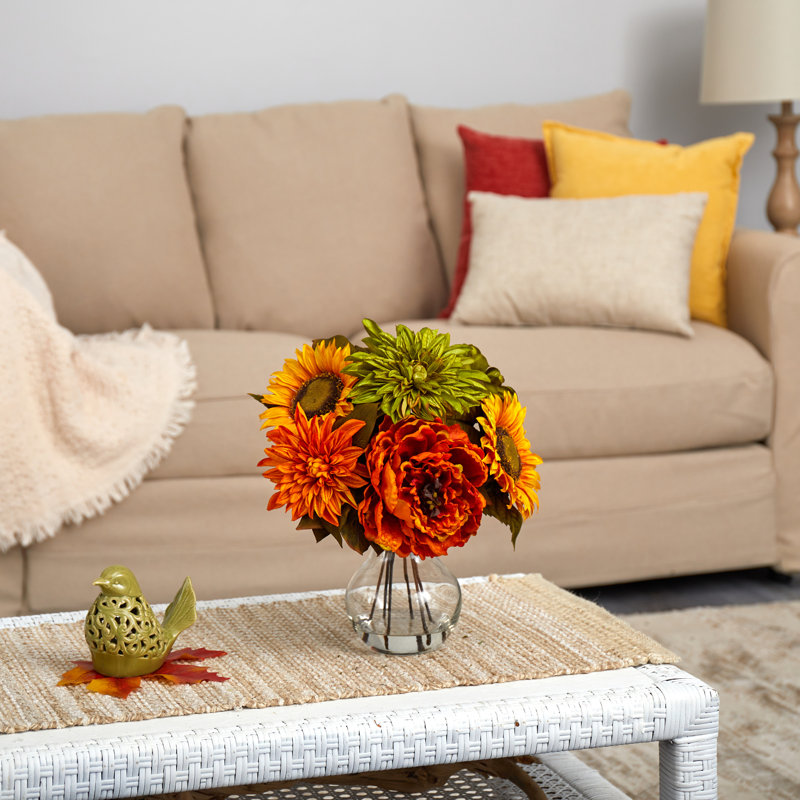 Arrangement floral mélangé dans un vase