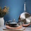 Poêle essentielle recouverte de cuivre Hestan avec poignée-125996416