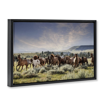 «Bustling Horse Herd in Nature», art mural encadré sur toile flottante, design par PHBurchett