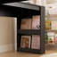 Bureau d'ordinateur en L avec chargeur, tiroirs et bibliothèque, bureau d'angle moderne pour le bureau à domicile, conception peu encombrante, fabrication en panneau de fibres à densité moyenne durable