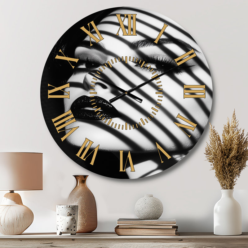 Horloge murale en métal Art Déco Monochrome Glam Muse, Médium