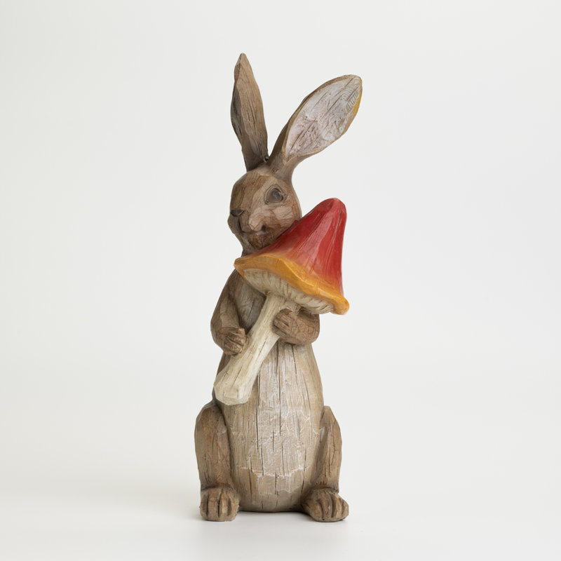 Figurine lapin en résine patiné tenant un champignon