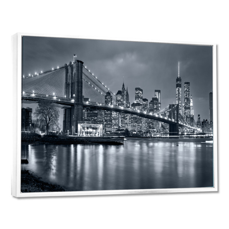 Panorama de la ville de New York la nuit, photographie sur métal, H 30 po x l 40 po, Reproduction avec cadre flottant, Blanc