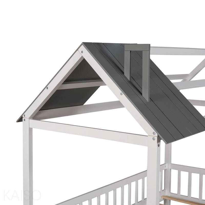 Lit simple, maison en bois avec clôture