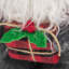 Gnome debout tenant un cadeau