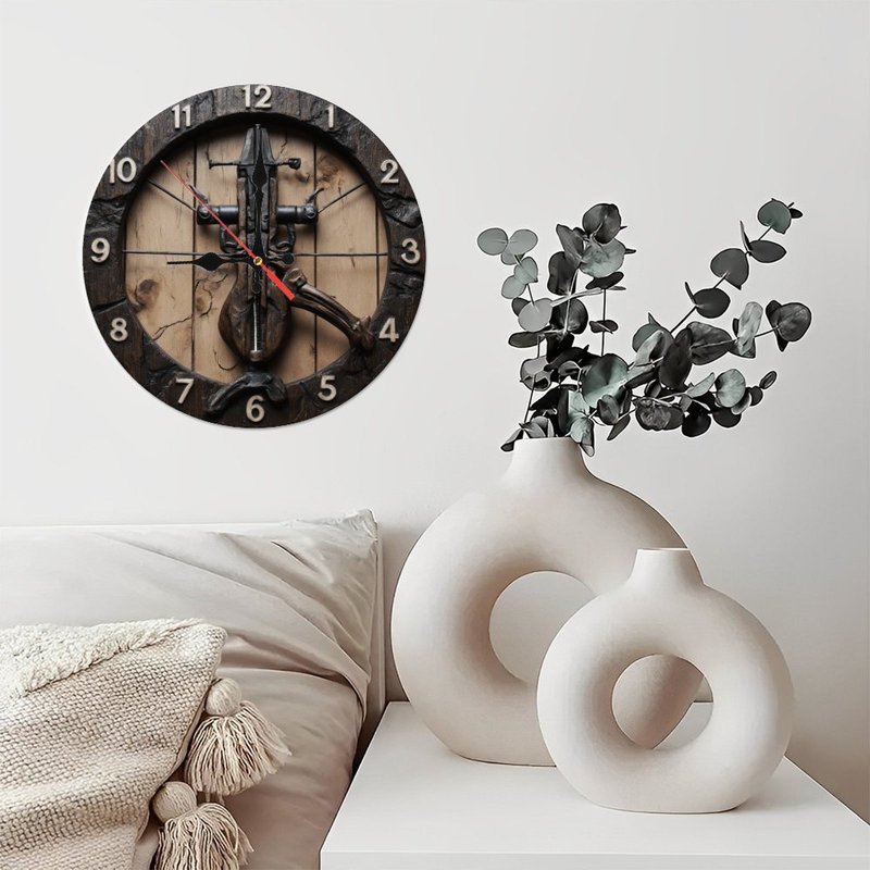 Horloge avec arbalète et main en os