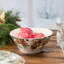 Woodland Deep Bowl - Un centre de table en grès blanc de 10 pouces et 88 onces, orné de plantes botaniques d'hiver, aussi beau à la table qu'à la cuisine.