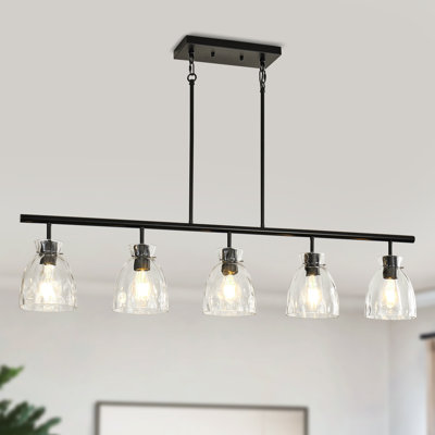 Suspension linéaire à 5 lumières, noir mat, intensité variable, avec abat-jour en verre transparent côtelé pour îlot de cuisine ou salle à manger.