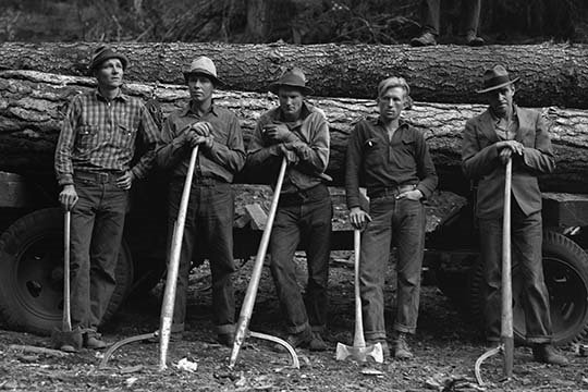 « self-help sawmill ouvriers » par dorothea lange, reproduction de photo, H 28 po x l 42 po x P 1,5 po