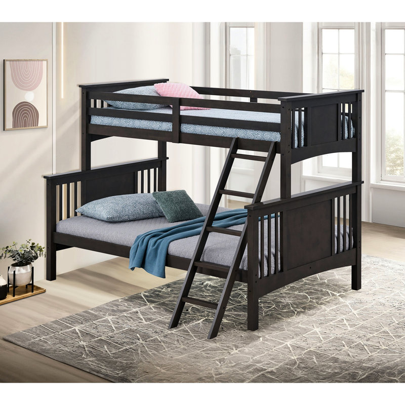 Lit simple superposé au dessus d'un lit double de qualité transitionnelle, mélange de gris, lit en bois massif et assemblage à insert, bois et serrure, arrangement d'ingénierie