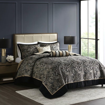 Couvre-lit noir avec coussins décoratifs pour une très grande chambre à coucher au motif magnifique