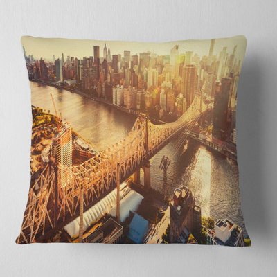 Paysage urbain, pont de Queensboro sur un oreiller East River