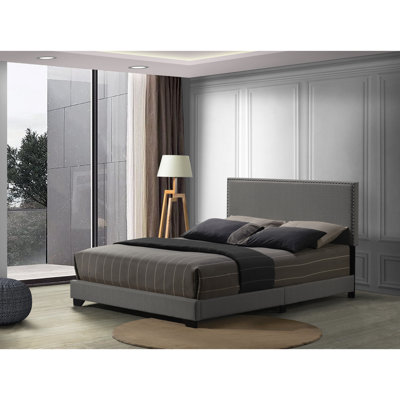 Lit en tissu entièrement rembourré gris pour grand lit, pieds en bois, garniture cloutée, sommier tapissier à 4 lattes, support de poids de 660 lb, distance au sol de 6 po, profondeur de 84 po, largeur de 64 po, 43 po