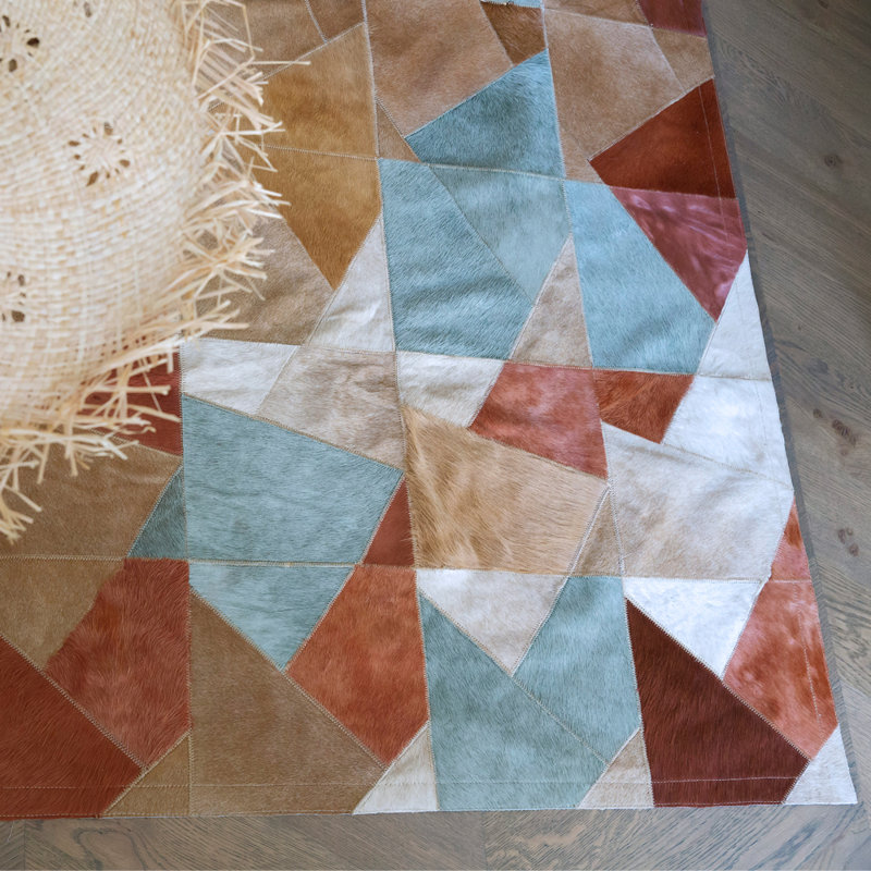 Tapis géométrique en cuir de vache caramel / bleu, Rectangle 6 pi 7 po x 9 pi 8 po