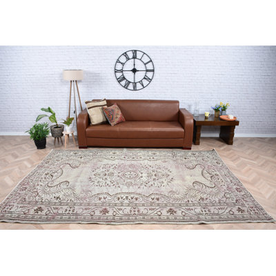 Authentique tapis turc rétro parfait pour créer un espace invitant dans votre salon ou votre salle à manger