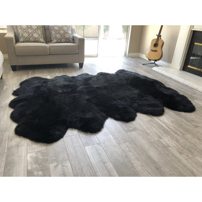 Tapis noir en peau de mouton Amaranta