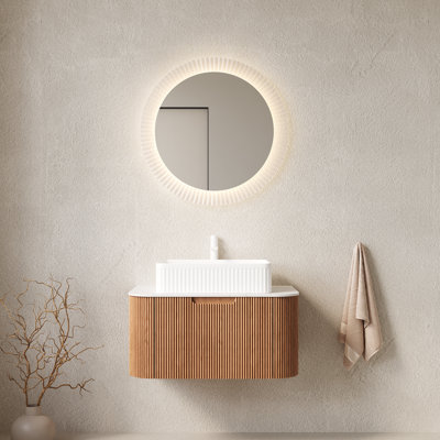 Meuble-lavabo de salle de bain 30 po Dina, armoire de rangement rayée à bords arrondis avec tiroir, lavabo rectangulaire en céramique blanche et plateau en pierre frittée blanche de Carrare, pré-assemblé, couleur grain de bois naturel