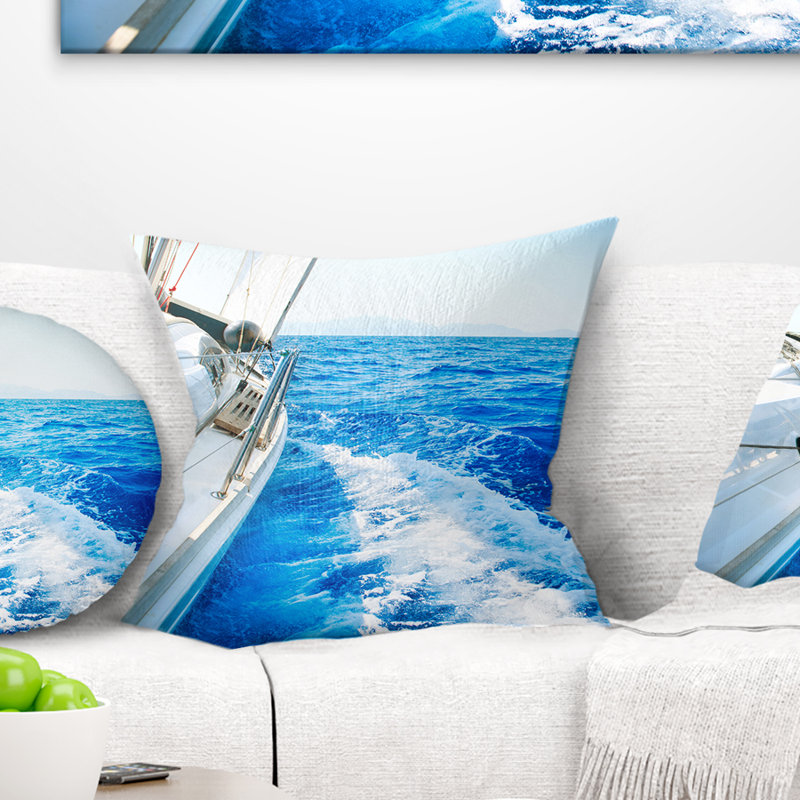 Yacht à voile blanc en mer bleue - Coussin Sea & Shore, 18 po x 18 po, Coussin décoratif
