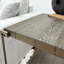 Table moderne en bois avec tablette, graphite vieilli, chaises basses polyvalentes au fini graphite, fabrication