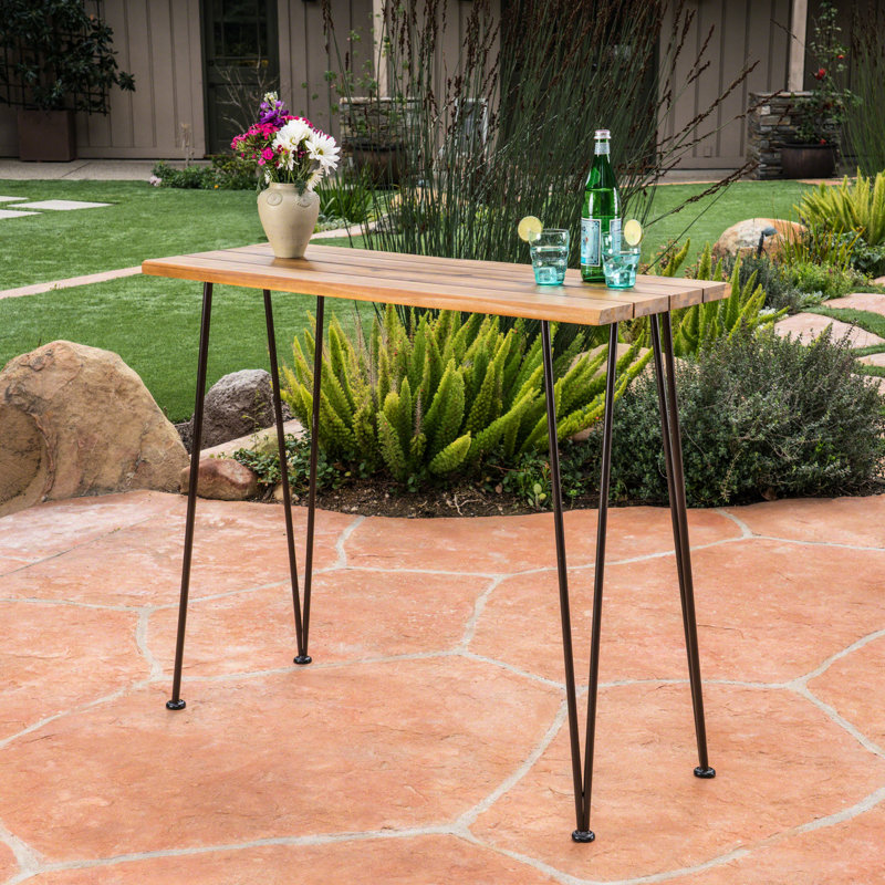 Table de bar rustique industrielle - Bois et finition avec base en fer pour un style extérieur confortable et résistant aux intempéries.