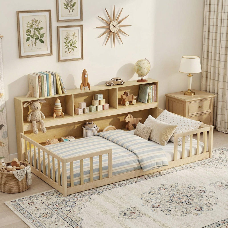 Lit simple au sol à profil bas Montessori avec bibliothèque de rangement ouverte sur les côtés, coins de sécurité arrondis, cadre stable et robuste, pas de sommier tapissier requis
