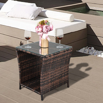 Table basse en rotin brun dégradé - structure en fer forgé avec tissage en rotin pe, avec un plateau en verre trempé transparent. Dimensions: 18,11 po x 18,11 po x 19,49 po. Style contemporain.