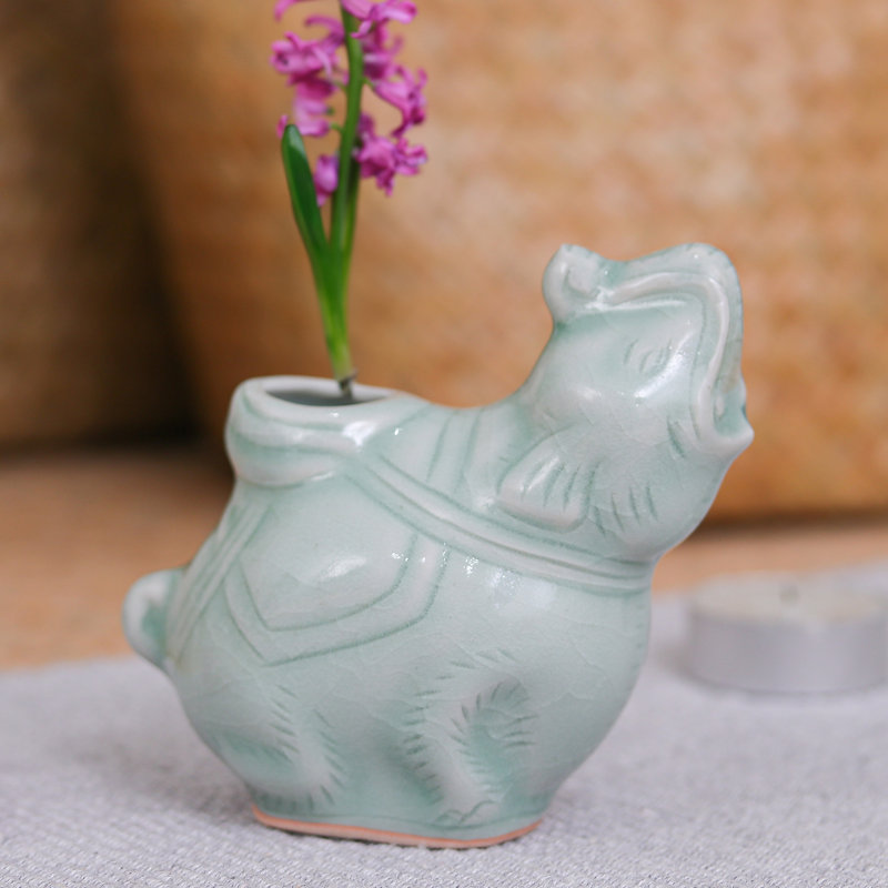 Edgecumbe Handmade Ceramic / Porcelain Table Vase