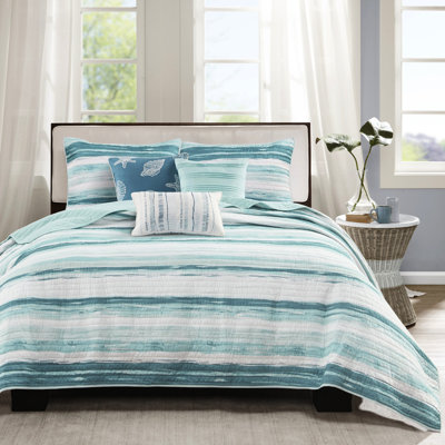 Courtepointe double / grand 6 pièces avec coussins. Motif aquarelle tranquille. Microfibre pour une nuit reposante. Rayures décoratives lavables à la machine. Ambiance relaxante dans la chambre à coucher.
