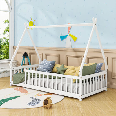 Lit simple en bois avec motif de tipi et lattes