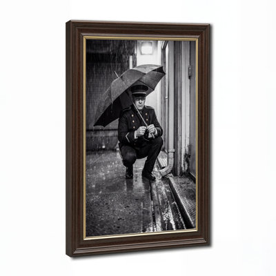 «Black and White Doorman Crouching in Rain», art mural sur toile