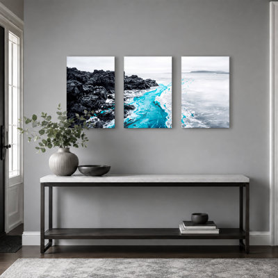 «Turquoise Water Splash Against Jagged Black Rocks», ensemble de 3 toiles murales