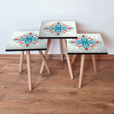 Ensemble de 3 tables gigognes élégantes, conception de mandala oriental, 100% panneau de fibres à densité moyenne avec pieds en bois de hêtre | Grande table: 13,8 x 20,5 x 13,8 po, moyenne: 13,8 x 18,5 x 13,8 po, plus petite: 13,8 x 16,5 x 13,8 po | Élégant et fonctionnel pour le salon et la décoration intérieure