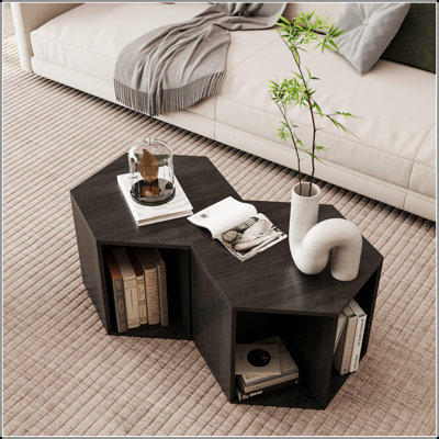 Ensemble de tables basses hexagonales avec placement polyvalent et design en bois antique, parfait pour les intérieurs modernes et traditionnels.