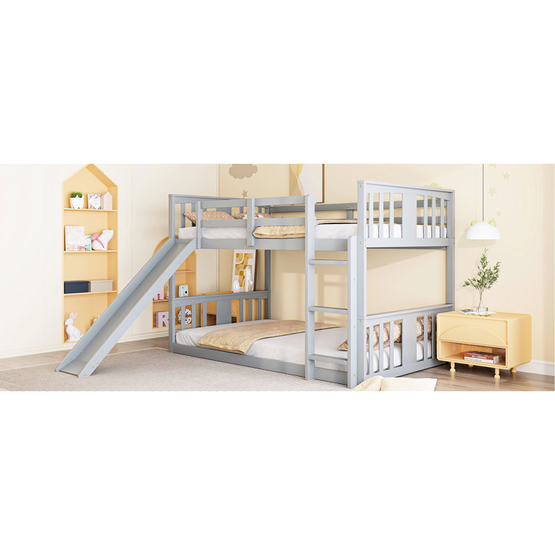 Lit simple gris au-dessus d'un lit superposé avec glissade et, espace-efficace dans la chambre à coucher, construction solide pour une utilisation à long terme en bois de pin