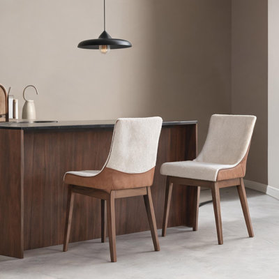Ensemble de 2 chaises à oreilles rembourrées Boucle, brun avec siège blanc doux, pieds en bois de noyer, sièges de salle à manger rétro modernes