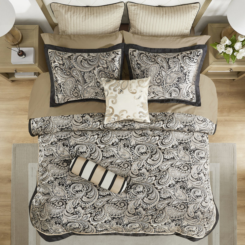 Édredon 12 pièces pour très grand lit noir. Comprend des draps en coton. Comprend un édredon, des taies décoratives, des oreillers et une jupe de lit. Motif cachemire captivant merveilleux