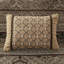 5 couvre-lits - grand. Brun et or. Comprend un couvre-lit, 2 taies décoratives et des coussins décoratifs. Fabriqué avec pour une durabilité de luxe. Affiche des feuilles, des rayures, des motifs. Surpiqûres ornées. Les détails dorés ajoutent de l'élégance.-131451859