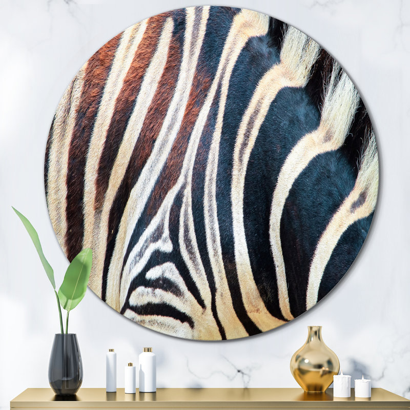 Détail de lignes de zèbre noir et blanc I - art mural à motif de cercle en métal, H 23 po x l 23 po