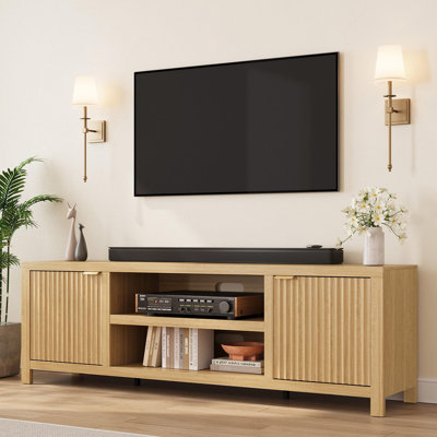 Meuble télé cannelé moderne pour téléviseur de 75/80 po - Meuble audio-vidéo en chêne naturel - Tablettes réglables - Rangement à 2 niveaux - Poignée dorée - Meuble média pour salon ou chambre à coucher