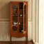 Brun massif + bois manufacturé + vitrines