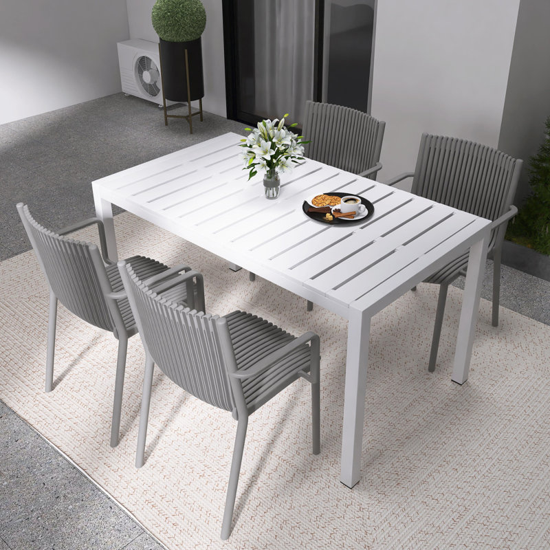 Ensemble de salle à manger de patio pour 4 personnes avec table rectangulaire blanche, fauteuils empilables en polypropylène pour une utilisation intérieure / extérieure