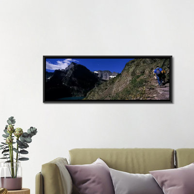 «Hikers Randonnée sur une montagne, parc national du glacier américain, Montana», reproduction de photo sur toile