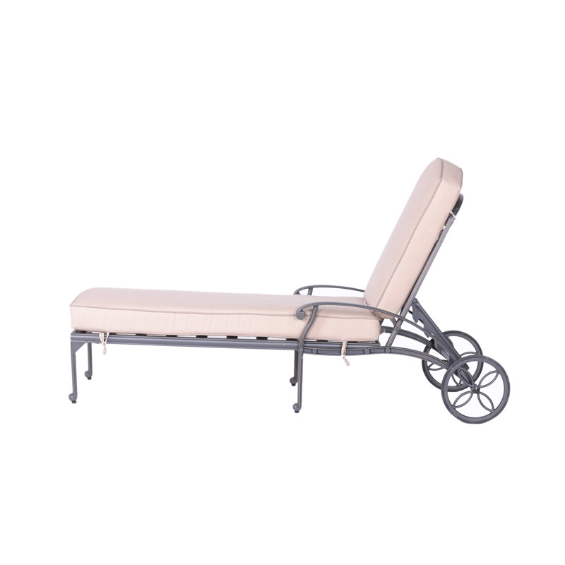 Chaise longue réglable en métal avec coussin Kaneidra , Tissage uni Sunbrella® Plainweave Spectrum sable